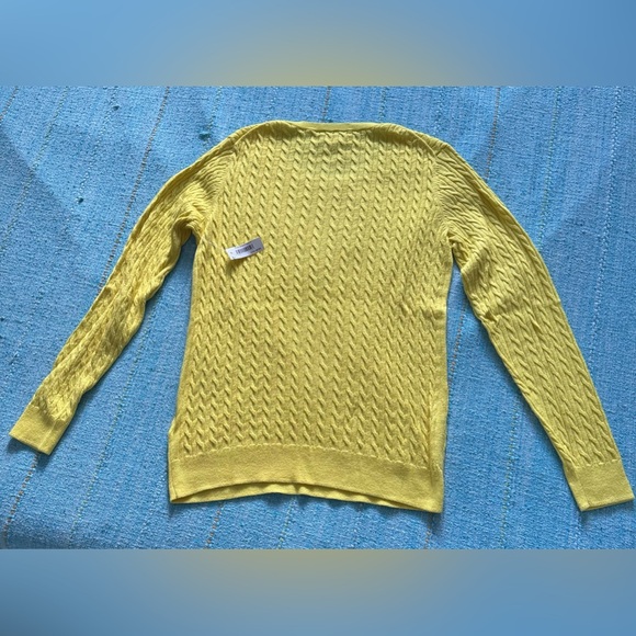 Woman’s open crew neck lightweight top in medium. - Picture 3 of 4